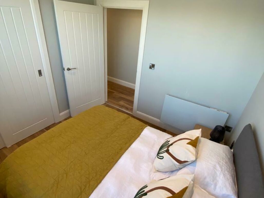 R750 houseboat Chertsey spacious double bedroom