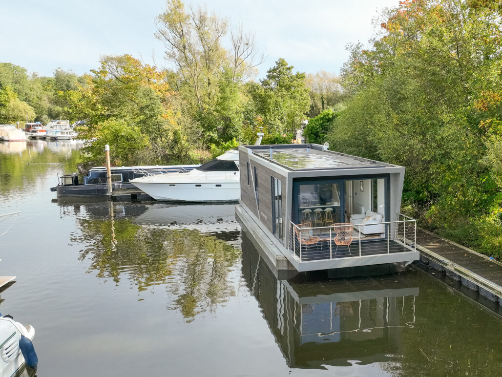 R500 houseboat Chertsey front elevation with balcony