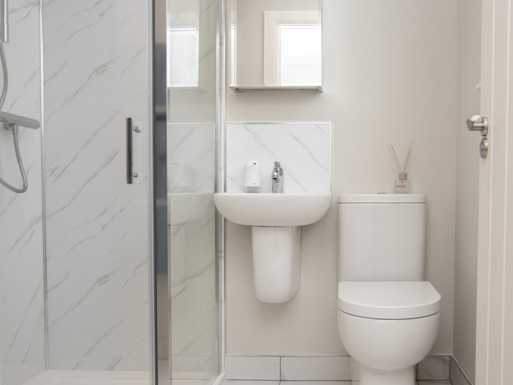 R500 houseboat luxury bathroom