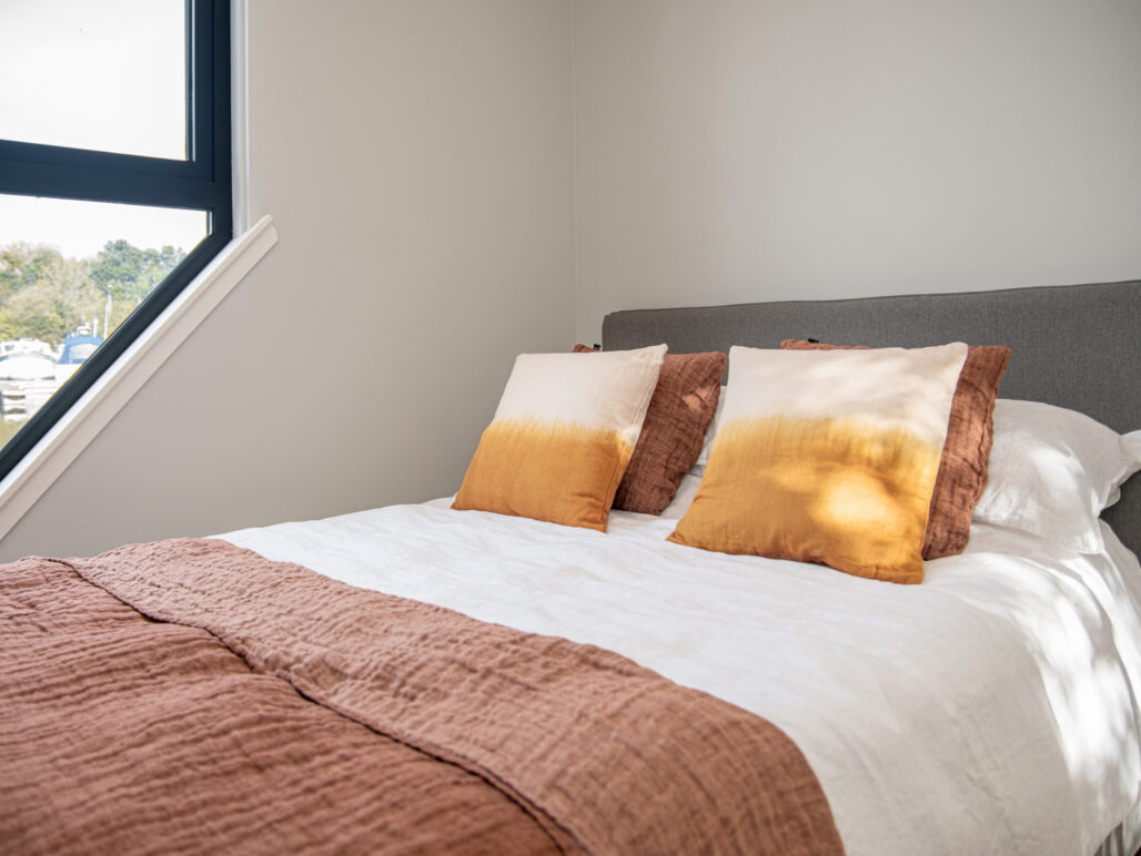 R500 houseboat luxury double bedroom