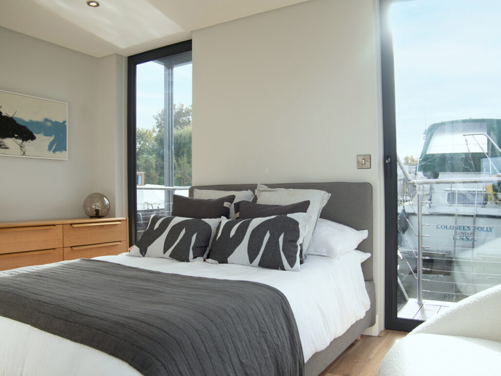 R750 houseboat Chertsey Marina master bedroom