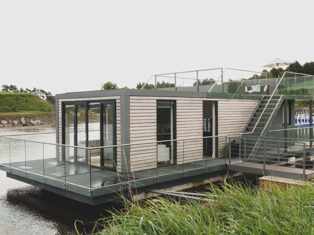 R500 houseboat Lets Go Hydro with roof terrace exterior view