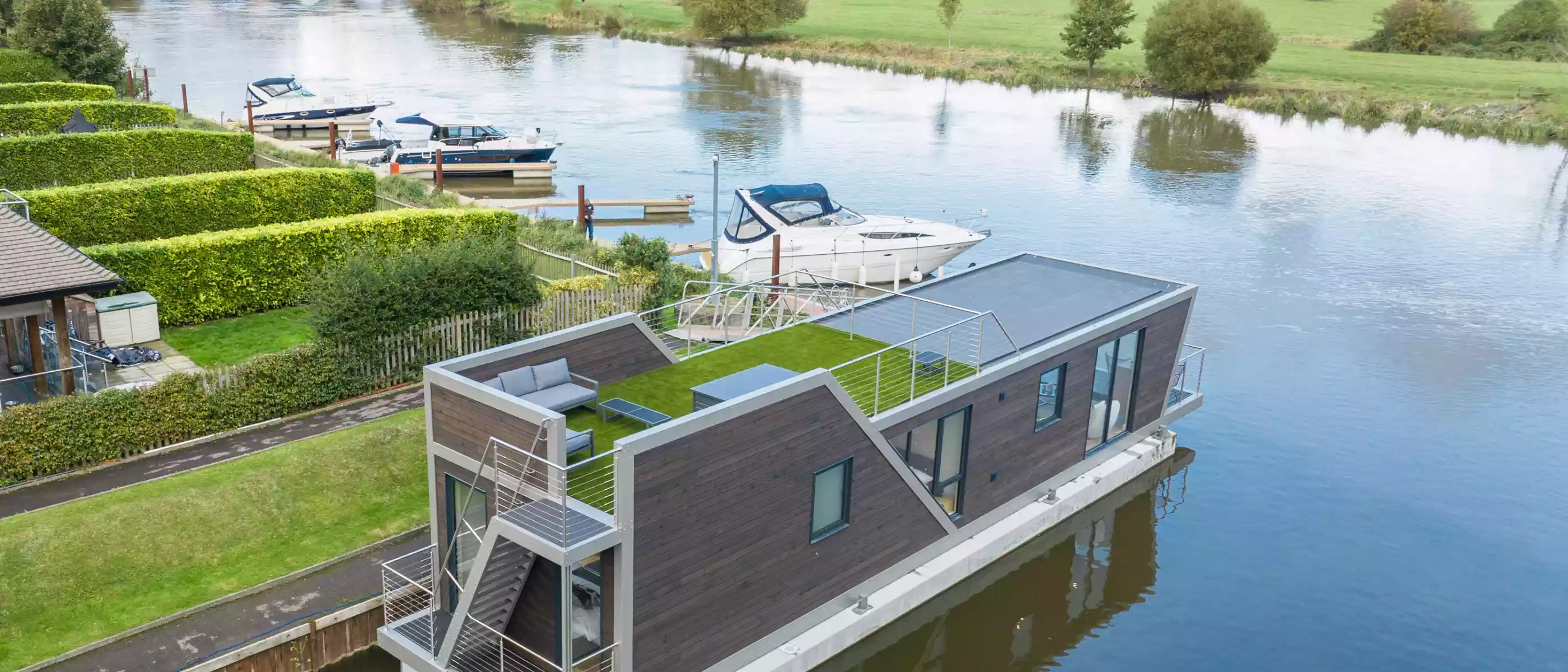 R750 houseboat Chertsey Marina with roof terrace