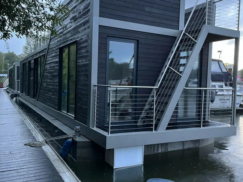 R750 REAR STAIRS TO ROOF TERRACE