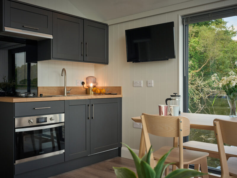 C310 Fully fitted kitchen