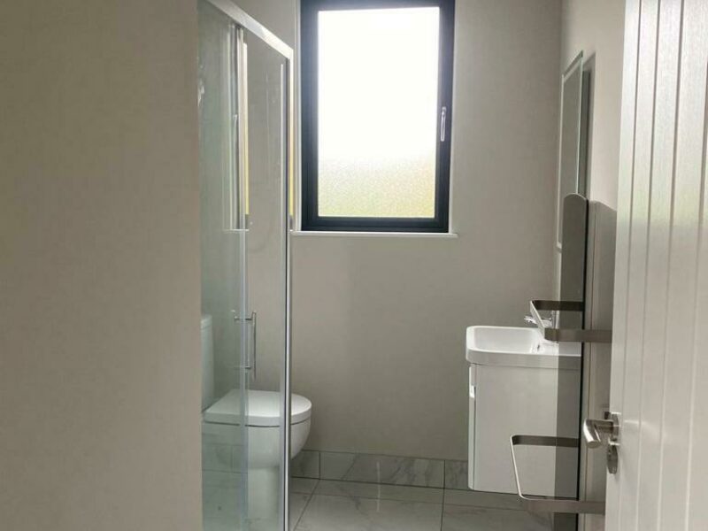 R500 luxury bathroom with toilet, sink and shower