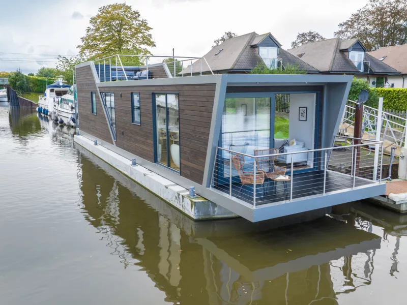 R750 floating apartment