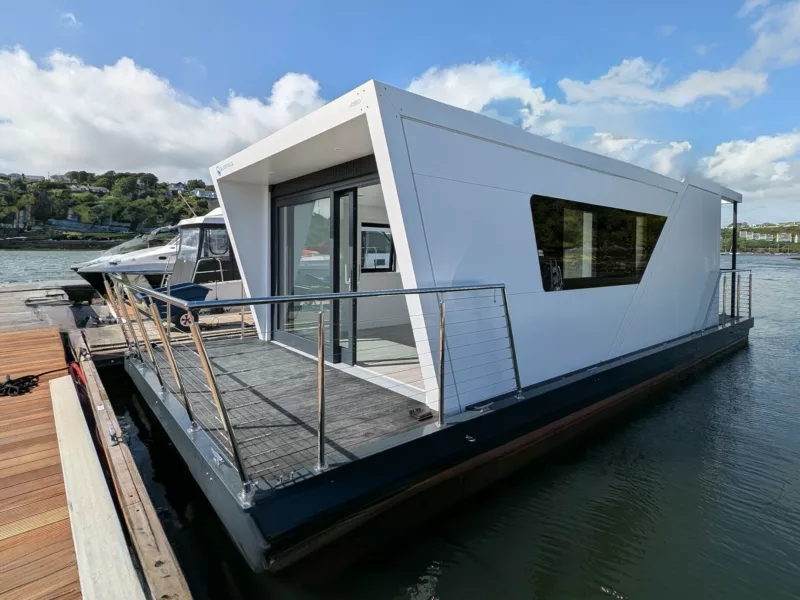 Bluefield M350 houseboat exterior